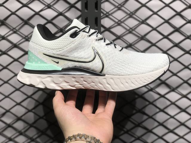 放店 Nike React Infinity Run Fk 3 采用 React泡绵的鞋款更多了增量泡绵的设计，藉由更为柔软的中底让跑者能更享受于畅跑的舒适快感