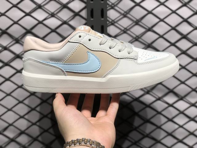 放店 耐克nike Sb Force 58是一款将前沿创新带入街头的单品，它具有硫化杯底，具有出色的耐用性和灵活性。使用帆布和绒面革，在饰面上放置通风口，它自始