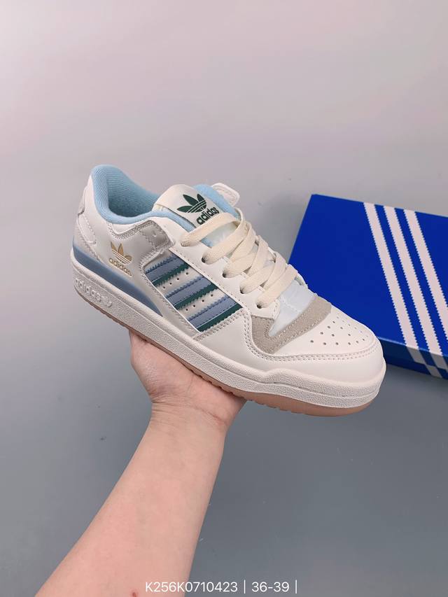 阿迪达斯adidas Forum 84 Low 低帮百搭潮流休闲运动板鞋。以复古篮球鞋的外形为基础，采用皮革拼接，简约百搭，更加贴合舒适。中底内侧网格造型起到点