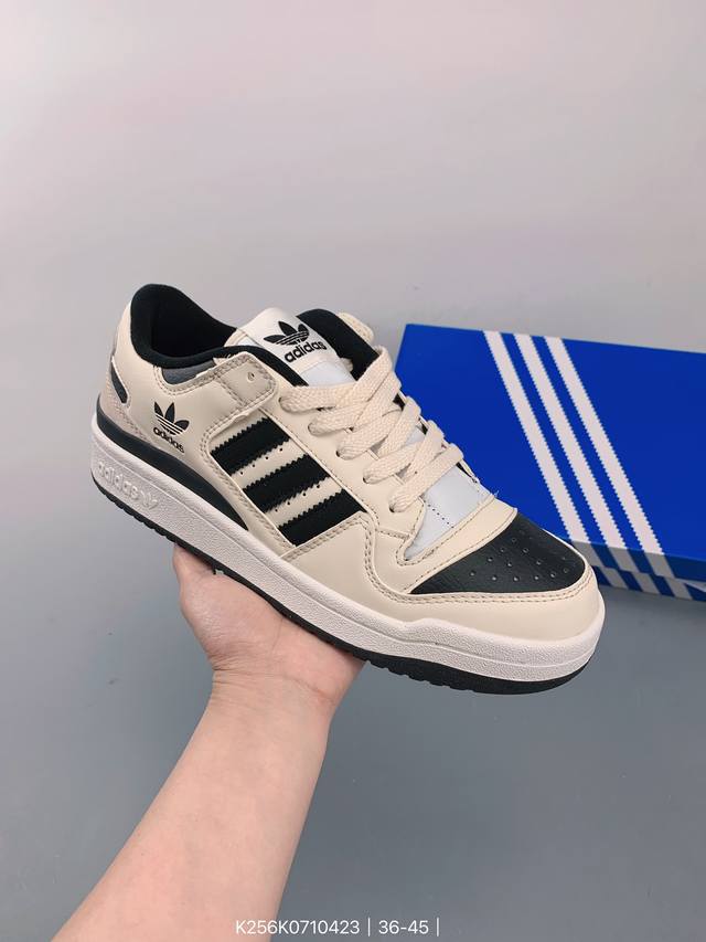 阿迪达斯adidas Forum 84 Low 低帮百搭潮流休闲运动板鞋。以复古篮球鞋的外形为基础，采用皮革拼接，简约百搭，更加贴合舒适。中底内侧网格造型起到点