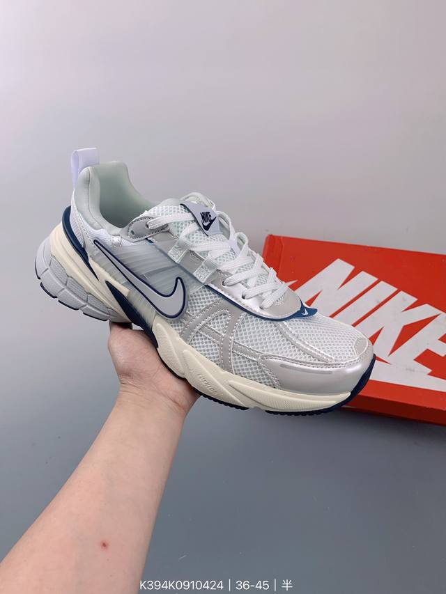 Nike V2K Runtekk 减震防滑复古低帮跑步鞋 材质上使用大面积网眼 皮革 Tpu 组成 支撑和透气性肯定不错 中底处由 Cushlon 泡绵打造 保