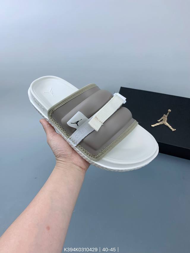 Air Jordan Super Play 乔丹拖鞋 Aj拖鞋 运动拖鞋 钩环带提供可调节的安全贴合；鞋面的合成皮革提供舒适的耐用性；带有纹理鞋床的泡沫鞋底为您