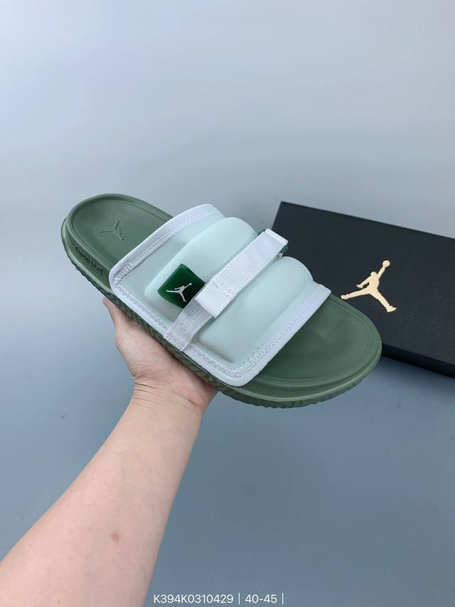 Air Jordan Super Play 乔丹拖鞋 Aj拖鞋 运动拖鞋 钩环带提供可调节的安全贴合；鞋面的合成皮革提供舒适的耐用性；带有纹理鞋床的泡沫鞋底为您