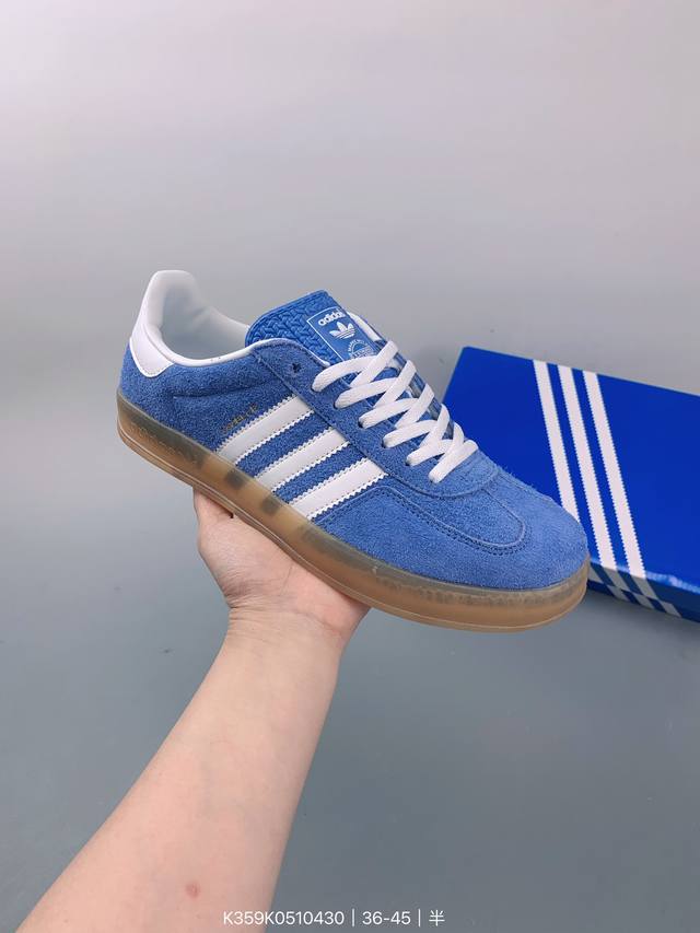 阿迪达斯adidas Originals Gazelle Indoor 三叶草复古防滑耐磨低帮板鞋 鞋款采用柔软的绒面革和耐用的皮革衬里融合在橡胶外底上！ Si