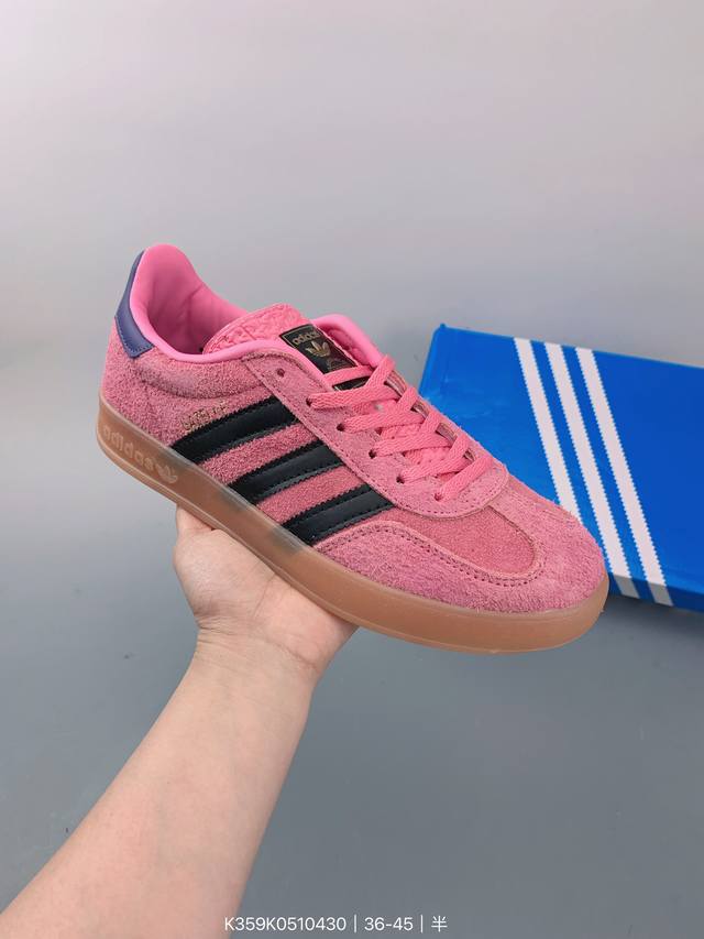 阿迪达斯adidas Originals Gazelle Indoor 三叶草复古防滑耐磨低帮板鞋 鞋款采用柔软的绒面革和耐用的皮革衬里融合在橡胶外底上！ Si