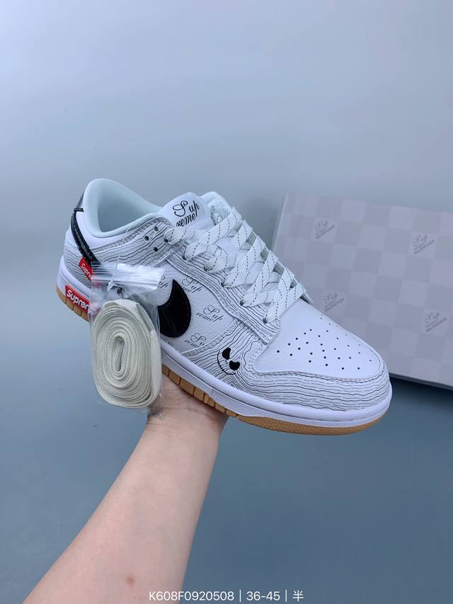 Supreme联名-生胶鬼脸 海外官方同步发售，耐克nike Dunk Low Supreme 联名，美国街头滑板鞋潮牌，红底白色的独特logo使supreme