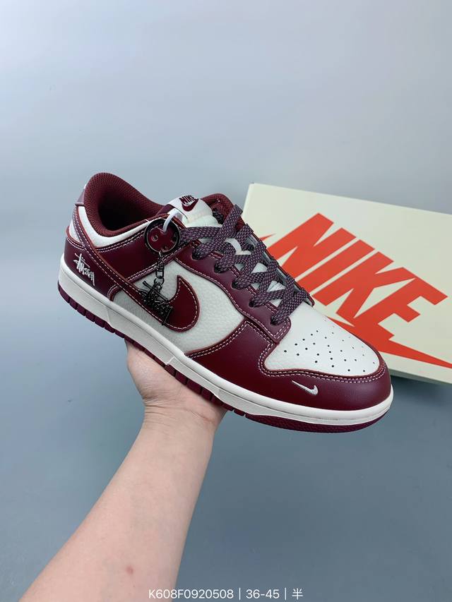 公司级 Nike Sb Dunk Low“斯图西联名 酒红满天星” 周年高端定制 低帮休闲板鞋 定制鞋盒 大厂纯原品质出货 超高清洁度 皮料切割干净无任何毛边