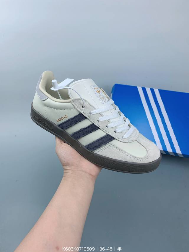 Adidas Originals 便為我們帶來了全新配色的 Adidas Gazelle Indoor ，版本以梅紅色鞋身配以白色的三槓 Logo 以及海軍藍色