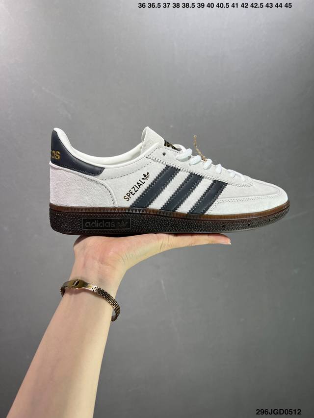 阿迪达斯 Adidas Handball Spezial 三叶草学院风复古休闲板鞋 橡胶底柔软绒面革经典运动鞋男女士鞋 圆头、缝合拼接设计、正面绑带、鞋舌部位附