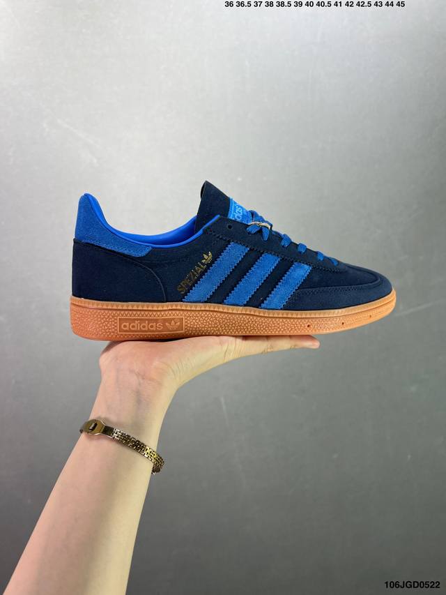 Adidas Ordinals Handball Spzl 此款鞋采用近几年比较流行的版型设计，外观时尚大气。鞋底采用耐磨的材质，穿上它，让您感觉到舒适的体验。