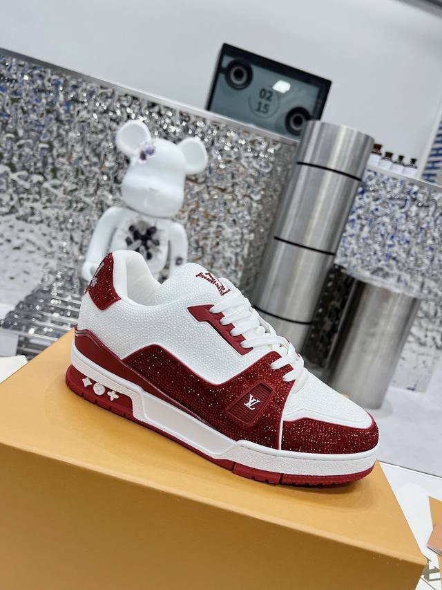 工厂价： 2023 Louis*Vuitto* Lv Traine 走秀款水钻版鞋 滑板鞋系列 Trainer 大底和面料私模 绝对下血本费心思的一款鞋子 自v