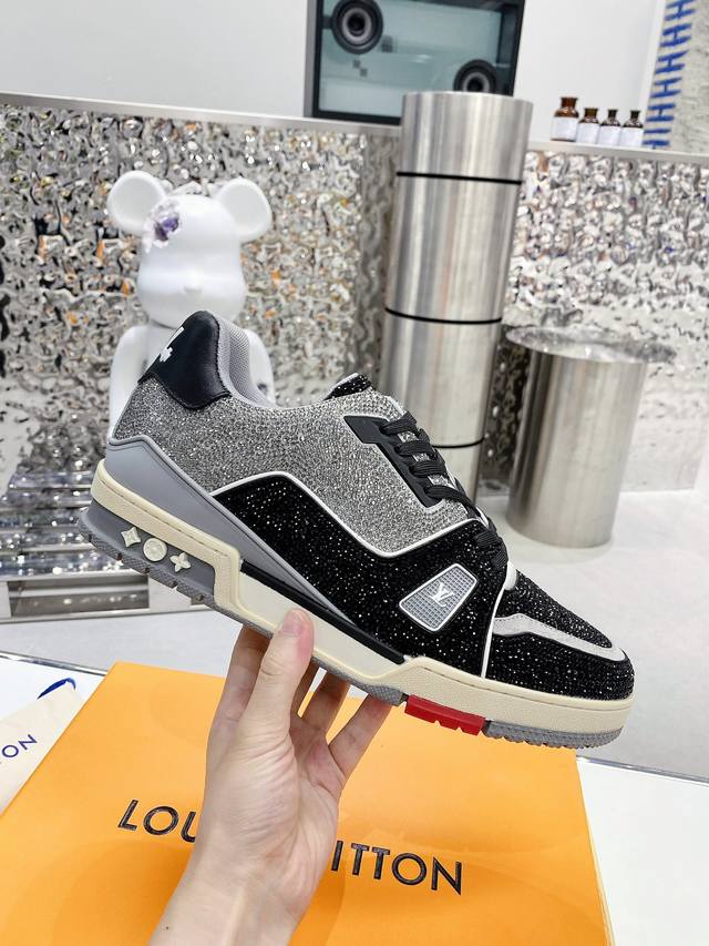 工厂价： 2023 Louis*Vuitto* Lv Traine 走秀款水钻版鞋 滑板鞋系列 Trainer 大底和面料私模 绝对下血本费心思的一款鞋子 自v