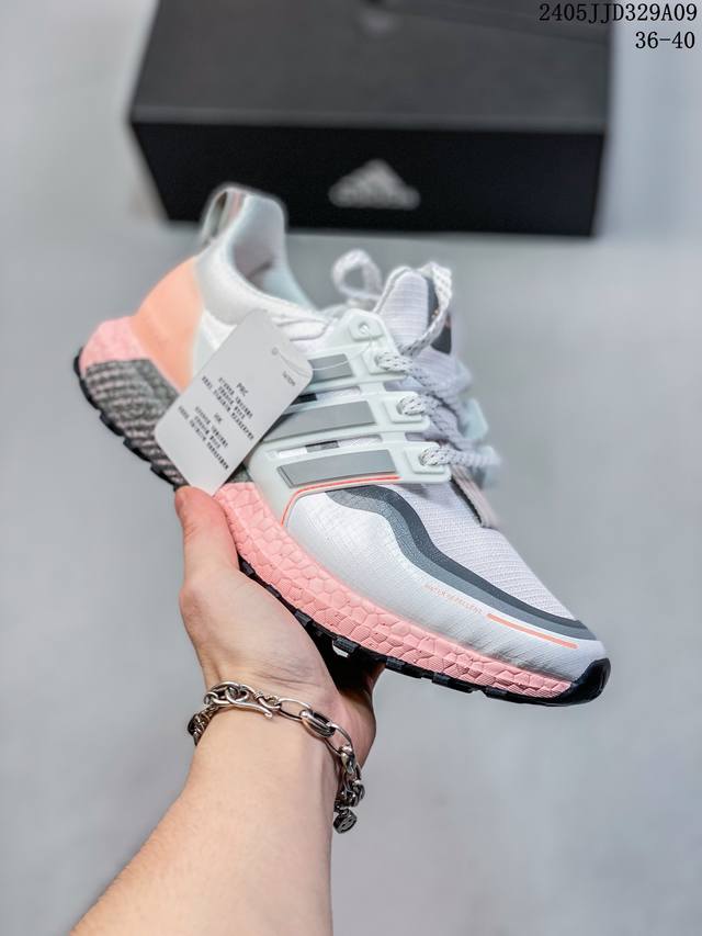 Adidas 阿迪达斯 全新鞋面缝线补强，Torsion Spring抗扭转系统阿迪达斯adidas Ultra Boost 针织鞋面休闲运动慢跑鞋。 类型：男