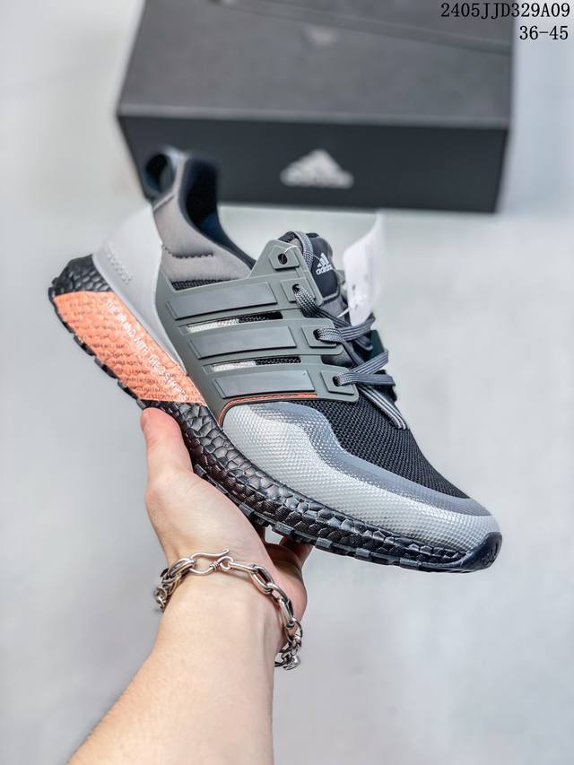 Adidas 阿迪达斯 全新鞋面缝线补强，Torsion Spring抗扭转系统阿迪达斯adidas Ultra Boost 针织鞋面休闲运动慢跑鞋。 类型：男