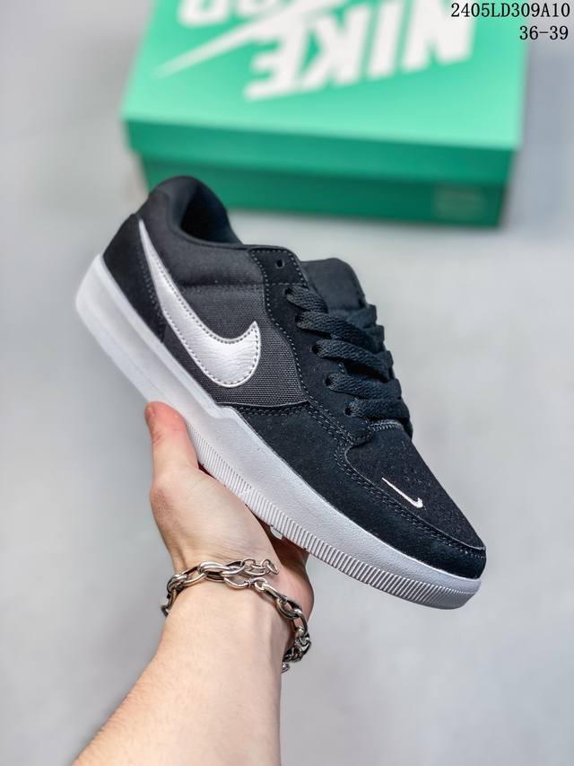 耐克nike Sb Force 58是一款将前沿创新带入街头的单品，它具有硫化杯底，具有出色的耐用性和灵活性。使用帆布和绒面革，在饰面上放置通风口，它自始至终都