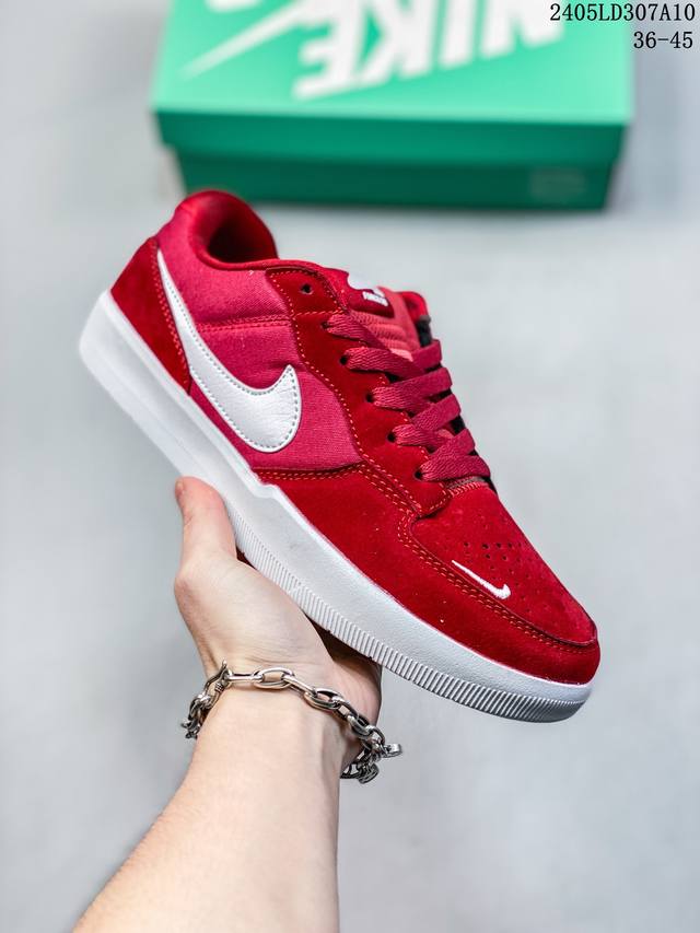 耐克nike Sb Force 58 运动滑板鞋。这是一款将前沿创新带入街头的单品，它具有硫化杯底，具有出色的耐用性和灵活性。使用柔软皮革和帆布拼接，在饰面上放