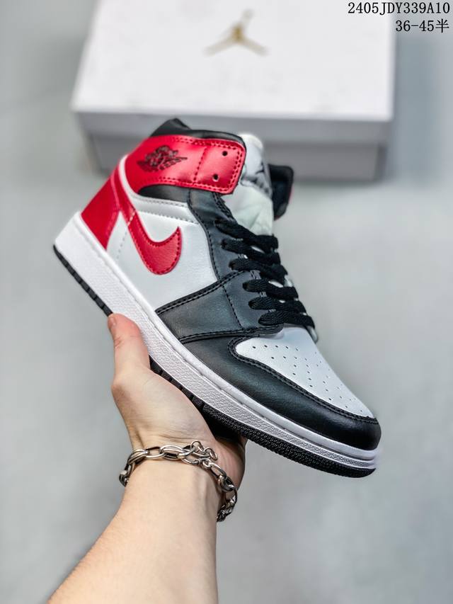 Aj1 乔丹1代 Aj1 乔1 高邦 黑黄 乔丹篮球鞋系列 鞋身采用了黄色、黑色和白色的组合，鞋面采用黄色皮革呈现，搭配黑色框架覆盖层，黑色的wings Log