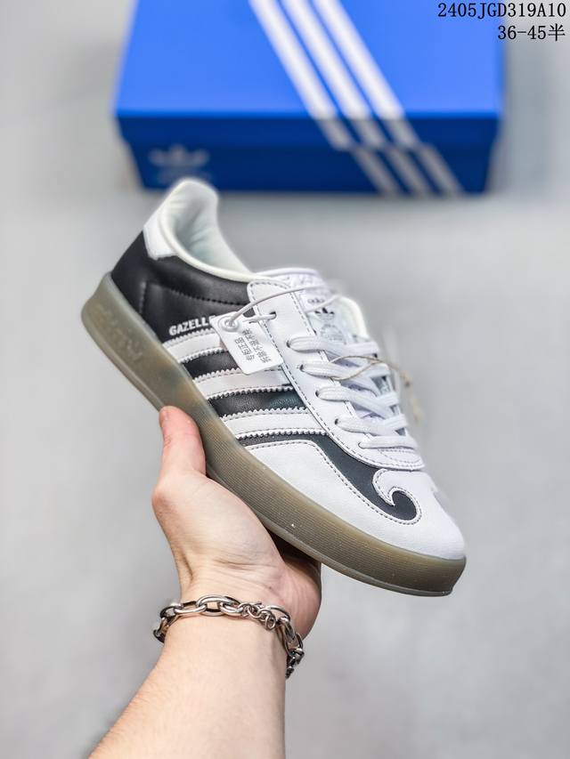 Adidas Originals 便為我們帶來了全新配色的 Adidas Gazelle Indoor ，版本以梅紅色鞋身配以白色的三槓 Logo 以及海軍藍色