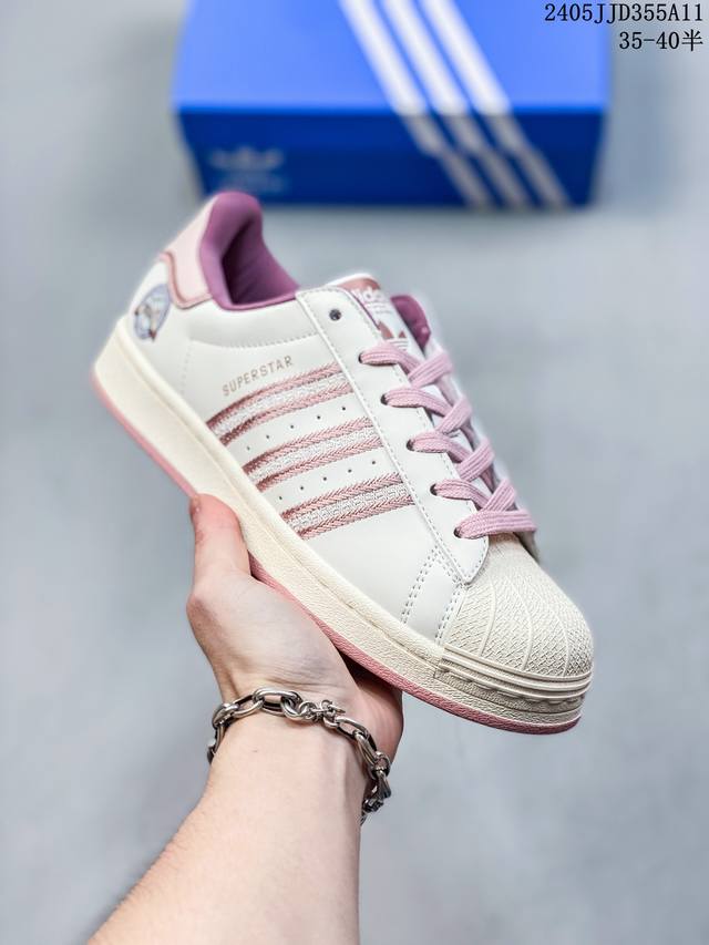 Adidas Originals Superstar休闲低帮 板鞋 米白绿，微翘式鞋头设计,响应灵活,保护脚趾。鞋身运用简洁的色彩进行搭配,缔造简洁利落外观和出