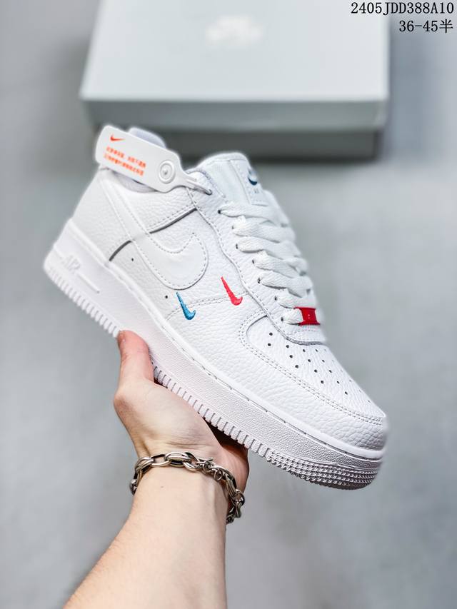 公司级耐克nike Air Force 1 Low 空军一号低帮百搭休闲运动板鞋。柔软、弹性十足的缓震性能和出色的中底设计，横跨复古与现代的外型结合，造就出风靡