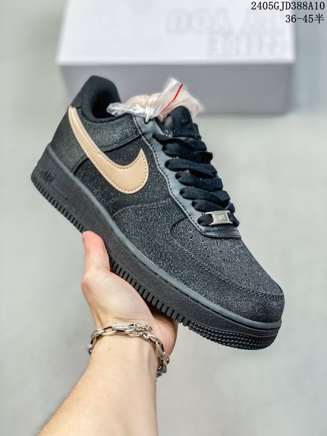 公司级耐克nike Air Force 1 Low 空军一号低帮百搭休闲运动板鞋。柔软、弹性十足的缓震性能和出色的中底设计，横跨复古与现代的外型结合，造就出风靡