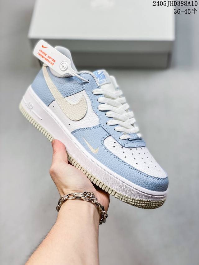 公司级耐克nike Air Force 1 Low 空军一号低帮百搭休闲运动板鞋。柔软、弹性十足的缓震性能和出色的中底设计，横跨复古与现代的外型结合，造就出风靡