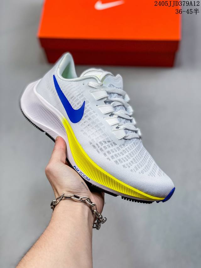 公司级 耐克 Nike Air Zoom Pegasus 37 Fc登月跑鞋登月37代 透气缓震疾速跑鞋。采用透气网眼鞋面搭配外翻式鞋口，为脚跟区域营造出色舒适