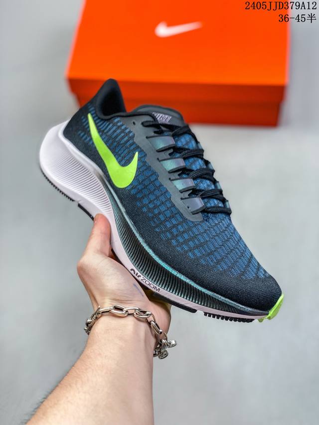 公司级 耐克 Nike Air Zoom Pegasus 37 Fc登月跑鞋登月37代 透气缓震疾速跑鞋。采用透气网眼鞋面搭配外翻式鞋口，为脚跟区域营造出色舒适