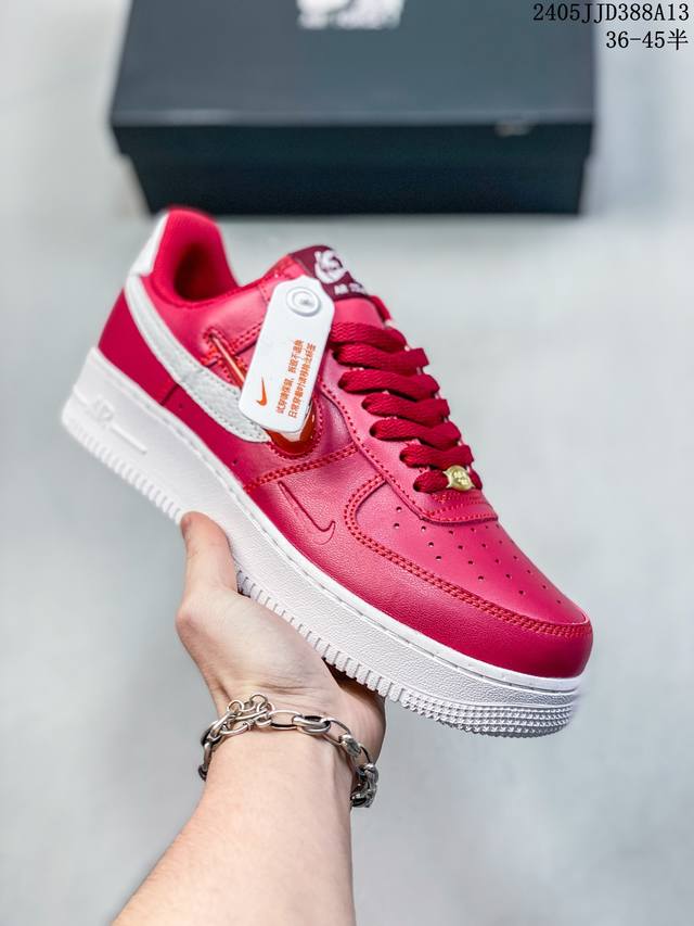 公司级耐克nike Air Force 1 Low 空军一号低帮百搭休闲运动板鞋。柔软、弹性十足的缓震性能和出色的中底设计，横跨复古与现代的外型结合，造就出风靡