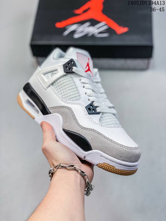 Air Jordan 4 Retro Aj4 乔丹4代 Aj4 乔4 乔丹篮球鞋系列 承袭了 Black Cat 的劲酷风范，眼前的这双 Air Jordan