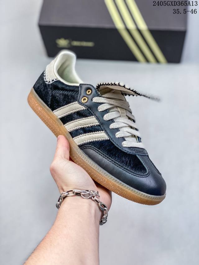 Wales Bonner X Adidas Originals Samba 阿迪达斯联名黑白马毛长鞋舌 桑巴低帮运动休闲鞋 此鞋款整体以黑色为主，鞋面采用黑色马