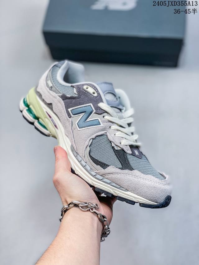 New Balance Ml2002 复古休闲跑步鞋 最新出的2002R系列，鞋款延续了经典科技，升级版n-Ergy缓震物料机能与材质上脚太舒适了，鞋面的柔软麂