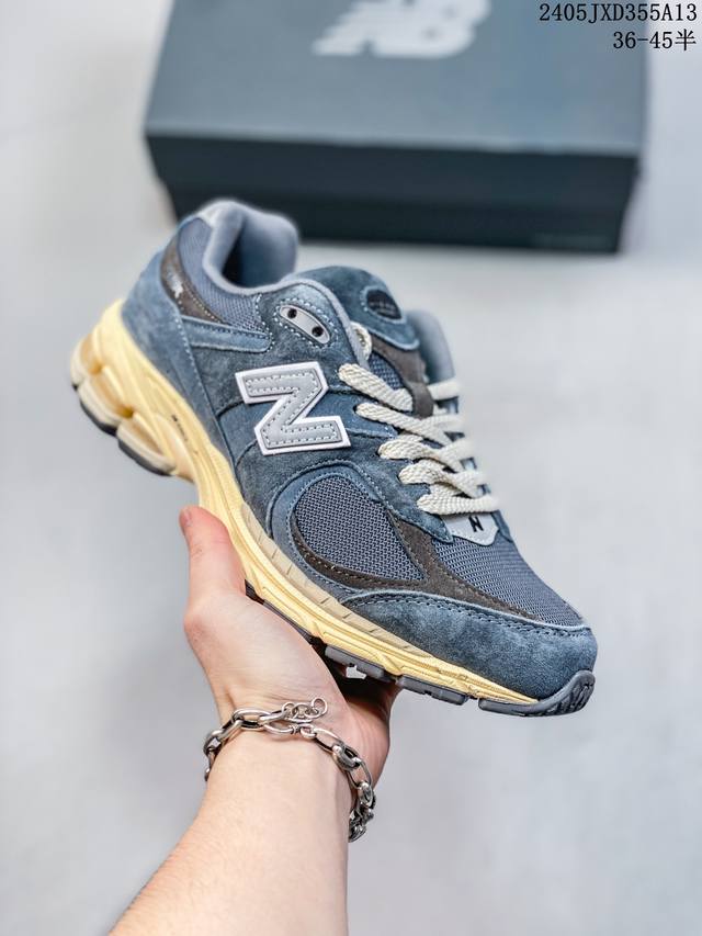 New Balance Ml2002 复古休闲跑步鞋 最新出的2002R系列，鞋款延续了经典科技，升级版n-Ergy缓震物料机能与材质上脚太舒适了，鞋面的柔软麂