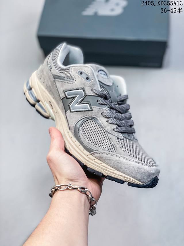 New Balance Ml2002 复古休闲跑步鞋 最新出的2002R系列，鞋款延续了经典科技，升级版n-Ergy缓震物料机能与材质上脚太舒适了，鞋面的柔软麂