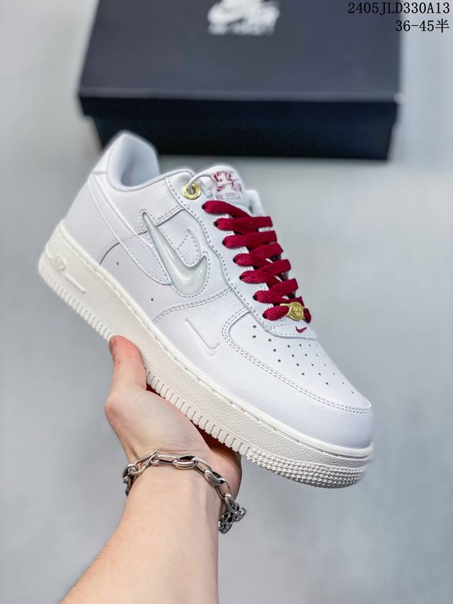 Nike Wmns Air Force 1 Shadow 马卡龙军空一号轻增量高低帮搭百板鞋。为典经设计注玩入味元素。 分层构结、大加中及底双重品牌标志，充彰份