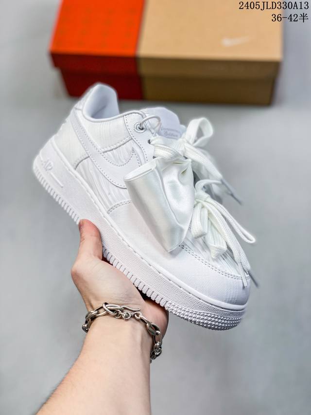 Nike Wmns Air Force 1 Shadow 马卡龙军空一号轻增量高低帮搭百板鞋。为典经设计注玩入味元素。 分层构结、大加中及底双重品牌标志，充彰份