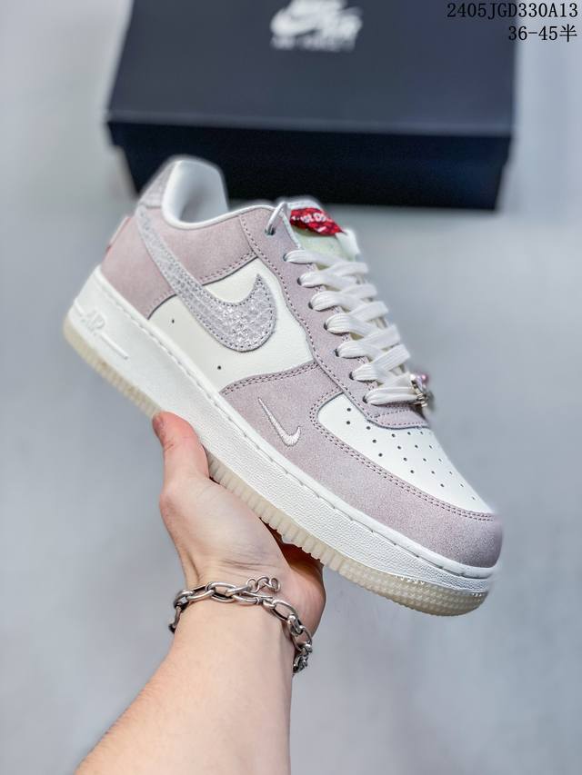 Nike Wmns Air Force 1 Shadow 马卡龙军空一号轻增量高低帮搭百板鞋。为典经设计注玩入味元素。 分层构结、大加中及底双重品牌标志，充彰份