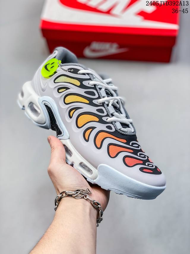 公司级耐克nike Air Maxplus Drift休闲气垫缓震跑步运动鞋 造型超讨喜！鞋面以帆布和织物材质包裹，保证了轻薄透气，更适合夏季穿着。鞋侧 鱼骨