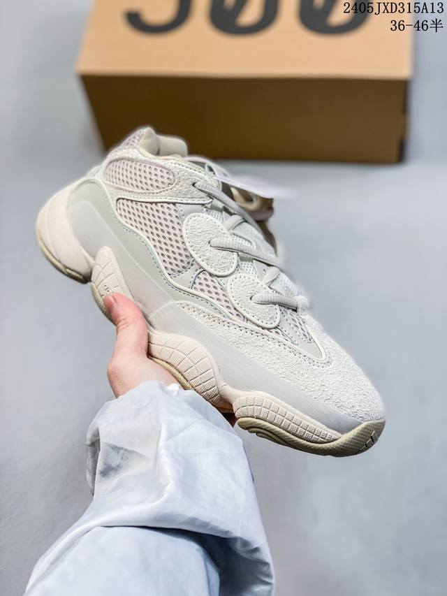 阿迪达斯adidas Yeezy Desert Rat 椰子500 原纸板原档案原楦头开模打造，鞋面采用皮革、磨砂小牛皮、麂皮和网眼三种材质打造，以复古气息 十