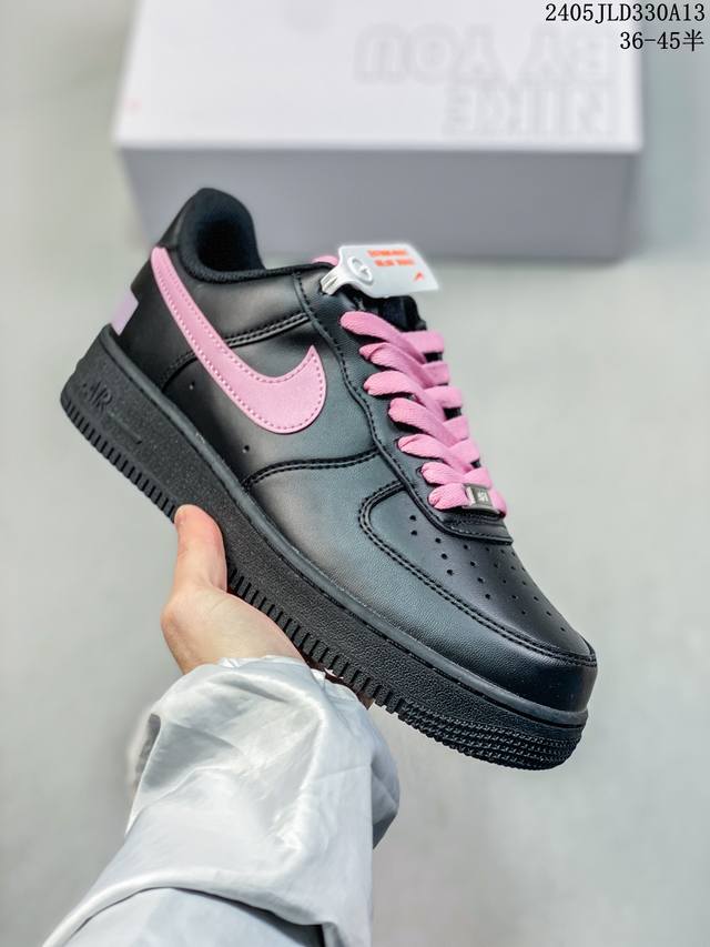 公司级耐克nike Air Force 1 Low 空军一号低帮百搭休闲运动板鞋。柔软、弹性十足的缓震性能和出色的中底设计，横跨复古与现代的外型结合，造就出风靡