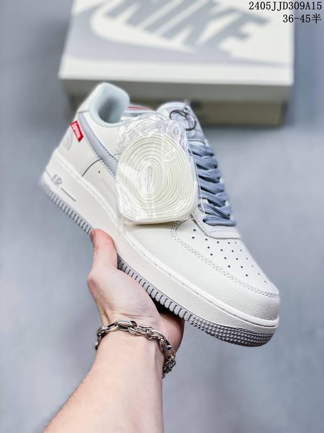 公司级耐克nike Air Force 1 Low 空军一号低帮百搭休闲运动板鞋。柔软、弹性十足的缓震性能和出色的中底设计，横跨复古与现代的外型结合，造就出风靡