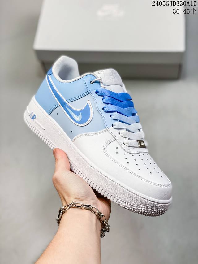 公司级耐克nike Air Force 1 Low 空军一号低帮百搭休闲运动板鞋。柔软、弹性十足的缓震性能和出色的中底设计，横跨复古与现代的外型结合，造就出风靡