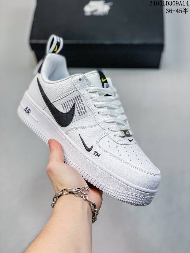 公司级耐克nike Air Force 1 Low 空军一号低帮百搭休闲运动板鞋。柔软、弹性十足的缓震性能和出色的中底设计，横跨复古与现代的外型结合，造就出风靡