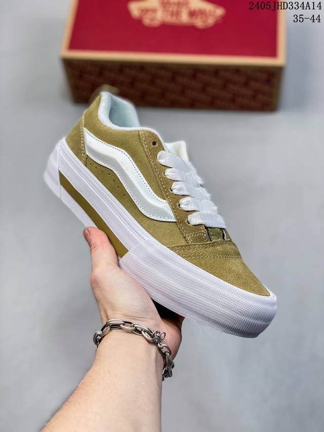 万斯 Vans Knu-Skool Vr3 Lx 面包鞋。坎普尔 茱利安系列低帮复古硫化休闲运动板鞋“肥胖版大logo”要说整个最为热门的鞋型之一， 面包鞋 绝