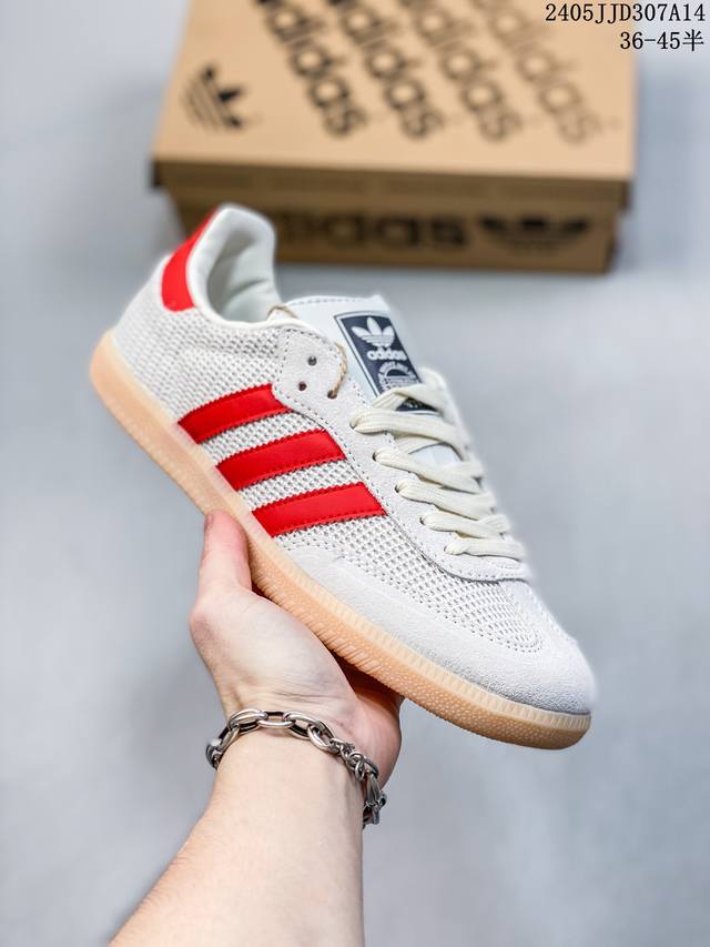 阿迪达斯 Adidas Originals Gazelle Indoor 复古三叶草防滑透明橡胶板鞋经典运动鞋。这款经典鞋,忠于原版设计,缀撞色三条纹和鞋跟饰片