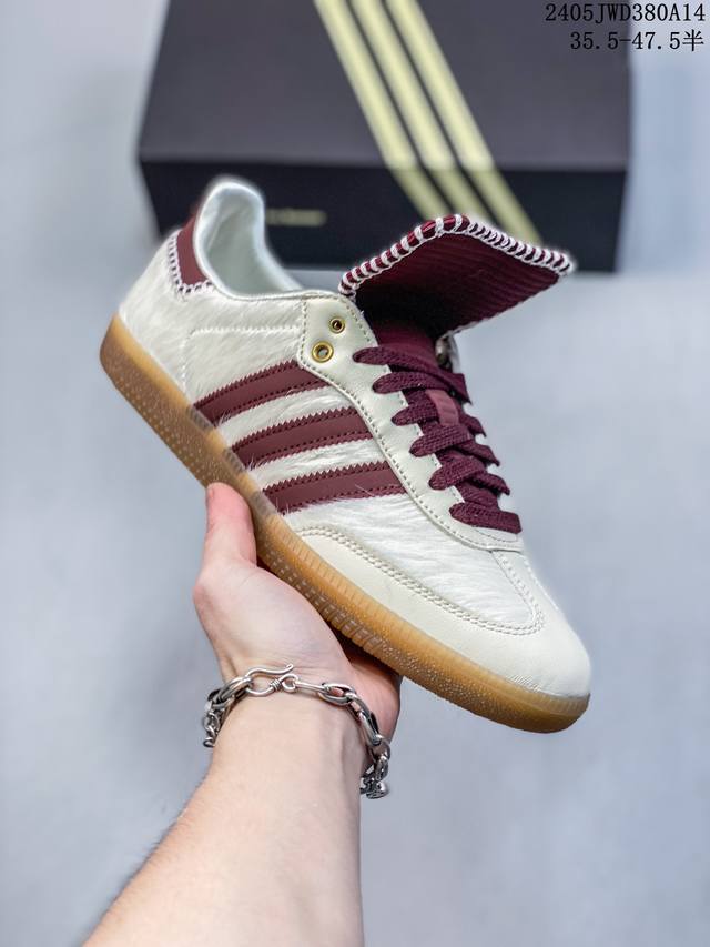 公司级wales Bonner X Adidas Samba Pony Tonal 复古桑巴板鞋 纯原大厂出品 这款桑巴鞋展示了高质量的工艺 带有装饰的超锁缝制