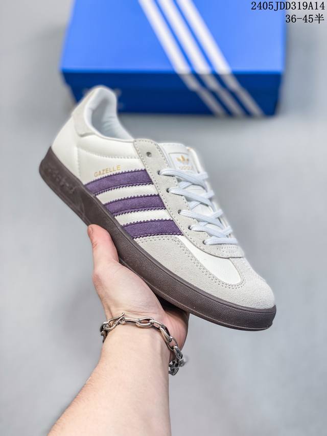 Adidas Originals 便為我們帶來了全新配色的 Adidas Gazelle Indoor ，版本以梅紅色鞋身配以白色的三槓 Logo 以及海軍藍色