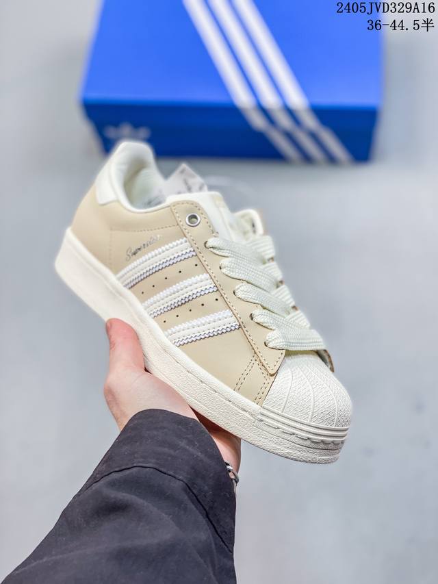 Adidas Originals Superstar 白黄 此款以简约大方的造型设计，给人以随性休闲的时尚格调，穿着舒适轻便，运动灵活自如，满足日常个性穿搭。