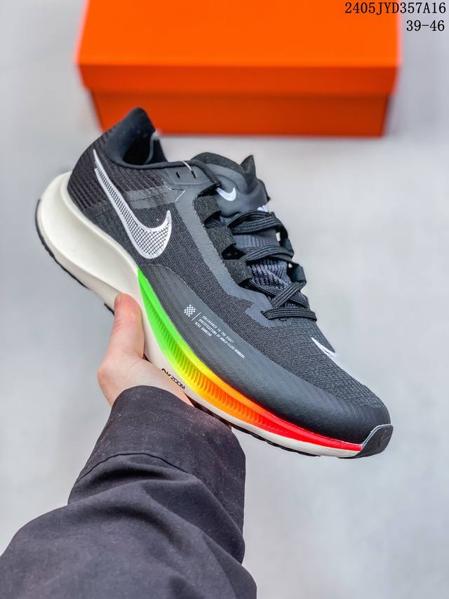 Air Zoom Rival Fly 3. 超轻跑步鞋 织物减震轻盈跑步鞋 公司级 该鞋款专为训练和竞速而生 助力疾速畅跑 采用柔软的泡绵缓震配置 结合不易磨损