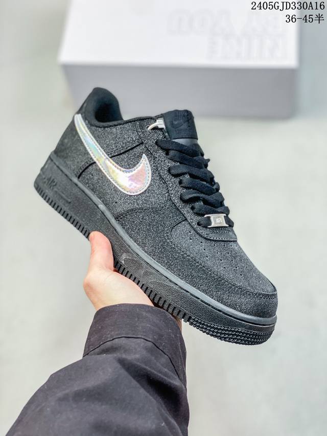 公司级耐克nike Air Force 1 Low 空军一号低帮百搭休闲运动板鞋。柔软、弹性十足的缓震性能和出色的中底设计，横跨复古与现代的外型结合，造就出风靡